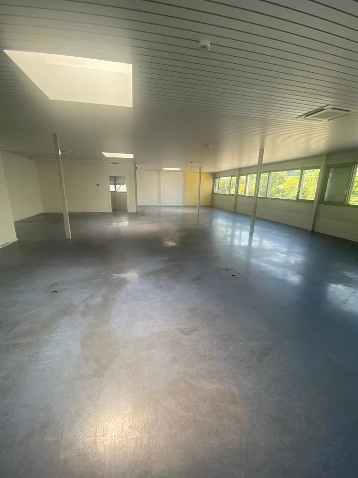 Industrielle Fläche mit Küche, WC und Terrasse in Milvignes