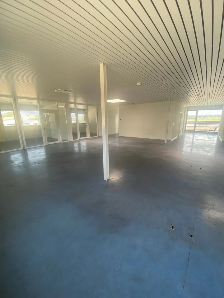 Industrielle Fläche mit Küche, WC und Terrasse in Milvignes