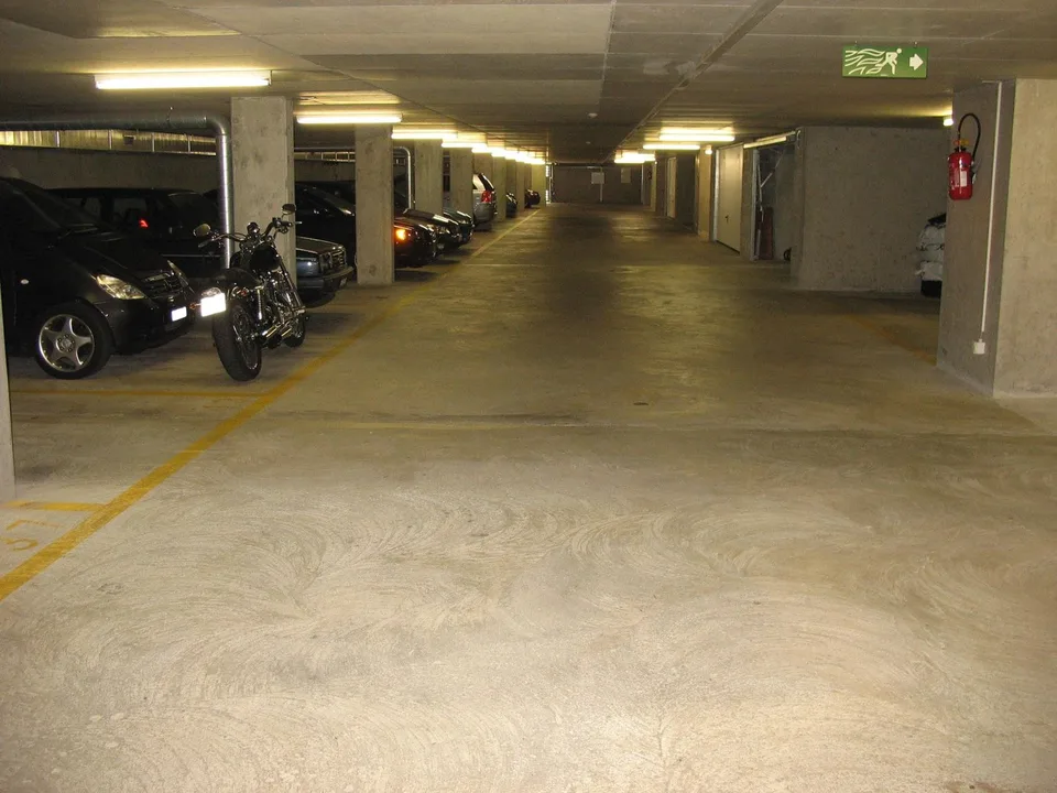 PLACE DE PARKING INTERIEURE - QUARTIER TERRASSES DES FOULIS