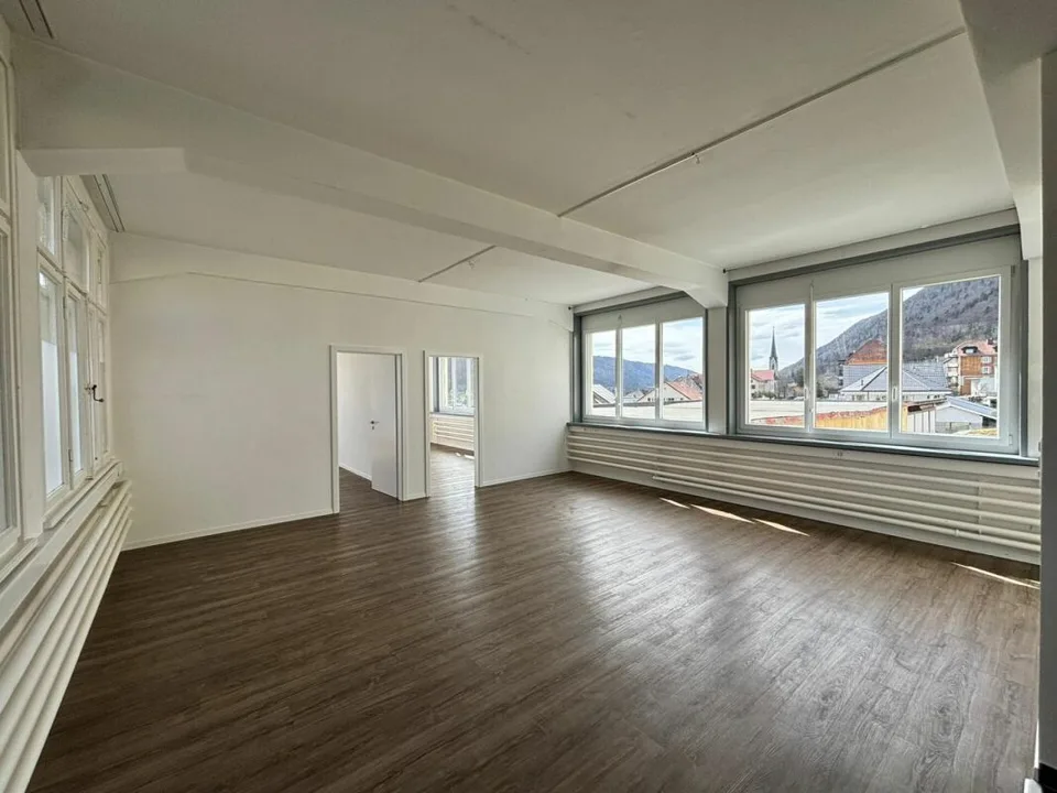 St-Imier, schönes 3.5-Zimmer-Loft-Apartment mit eigenem Garten
