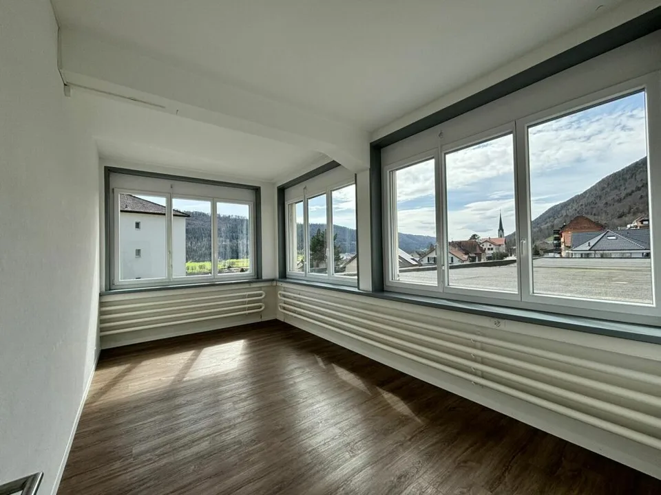 St-Imier, schönes 3.5-Zimmer-Loft-Apartment mit eigenem Garten