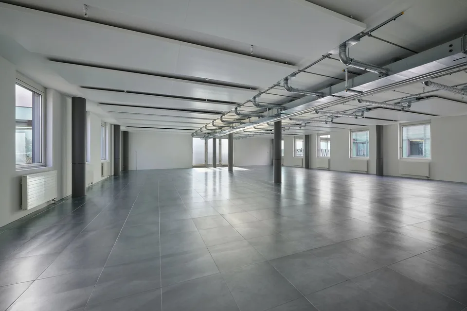 Espaces de bureau attractifs avec terrasse spectaculaire, directement à la gare de Basel SBB
