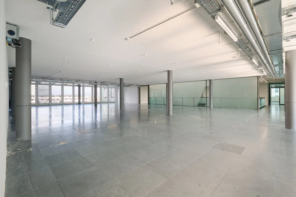 Espaces de bureau attractifs avec terrasse spectaculaire, directement à la gare de Basel SBB