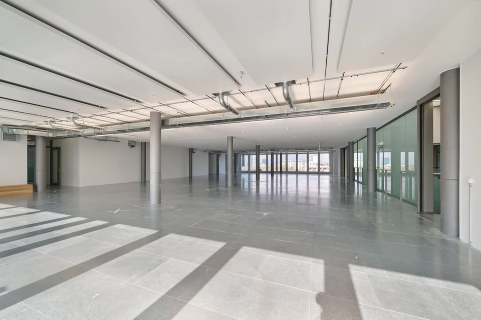 Espaces de bureau attractifs avec terrasse spectaculaire, directement à la gare de Basel SBB