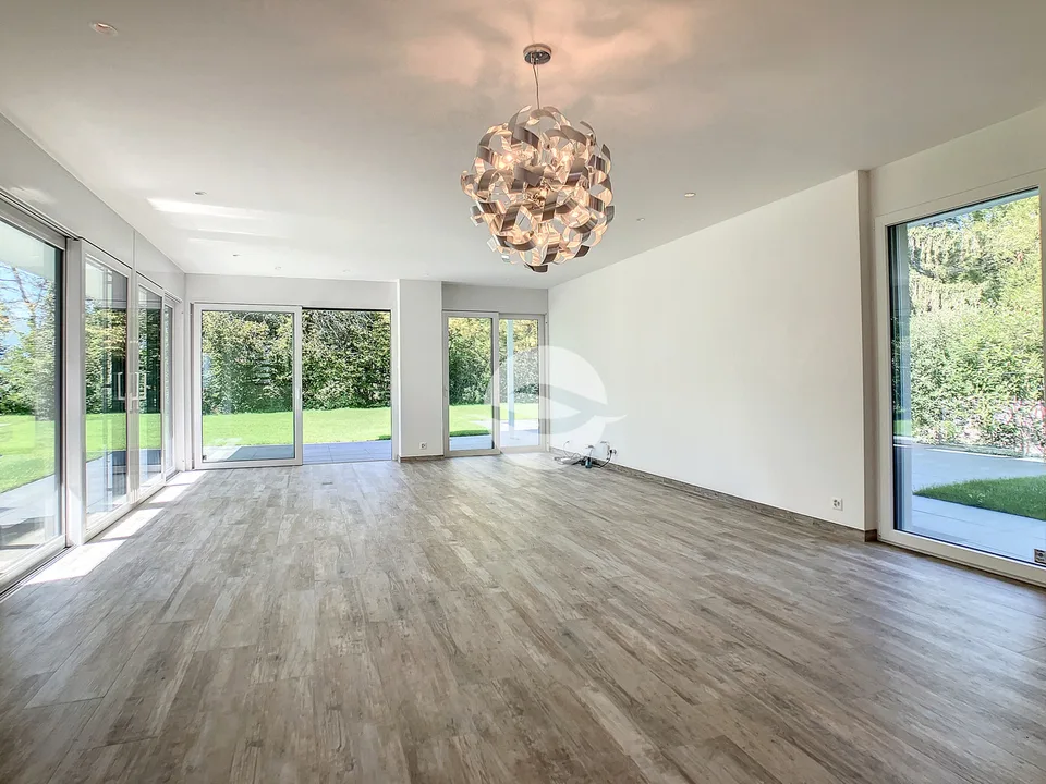 Superbe villa jumelée par couvert à voiture
