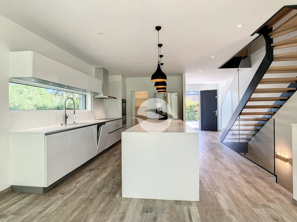 Superbe villa jumelée par couvert à voiture