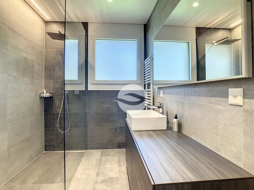 Superbe villa jumelée par couvert à voiture