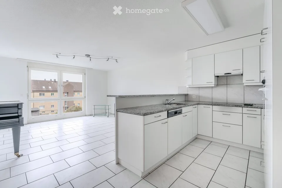 Appartamento luminoso 4.5 locali con balcone e bella vista a Seengen