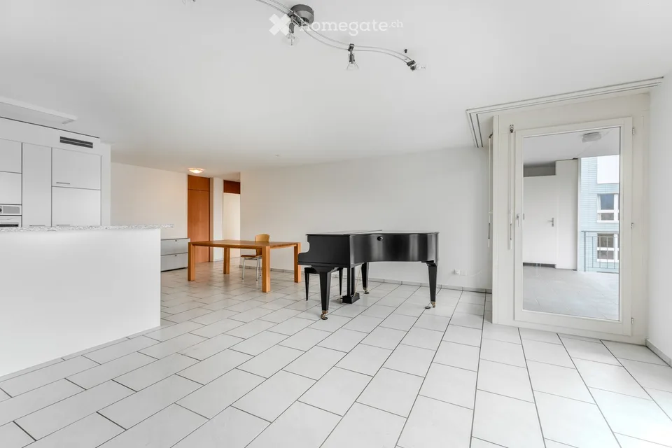 Appartamento luminoso 4.5 locali con balcone e bella vista a Seengen