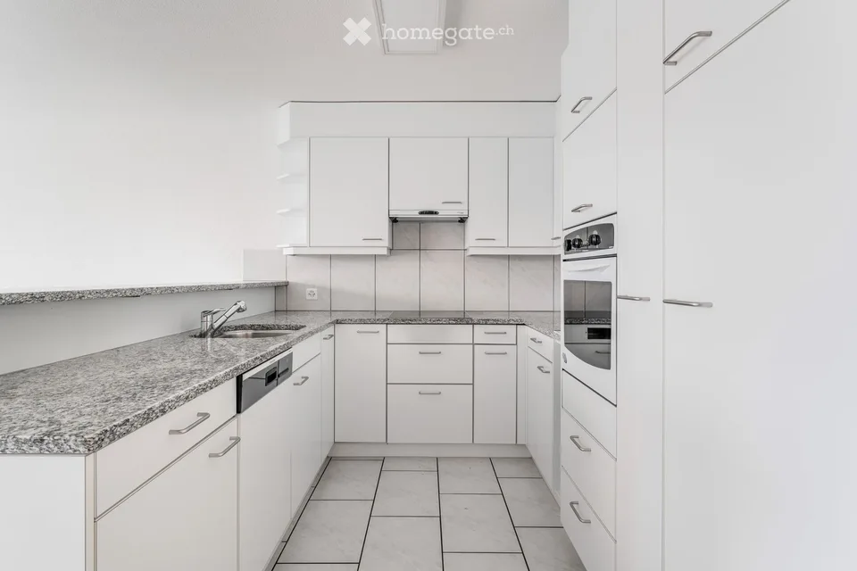 Appartamento luminoso 4.5 locali con balcone e bella vista a Seengen