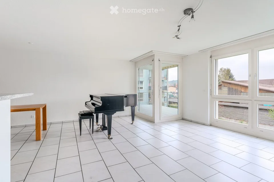 Appartamento luminoso 4.5 locali con balcone e bella vista a Seengen