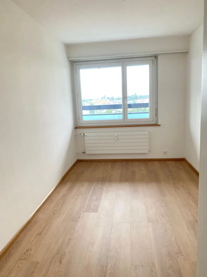 3.5-Zimmerwohnung mit grossem Balkon und Fernsicht – Foto 7 von 10