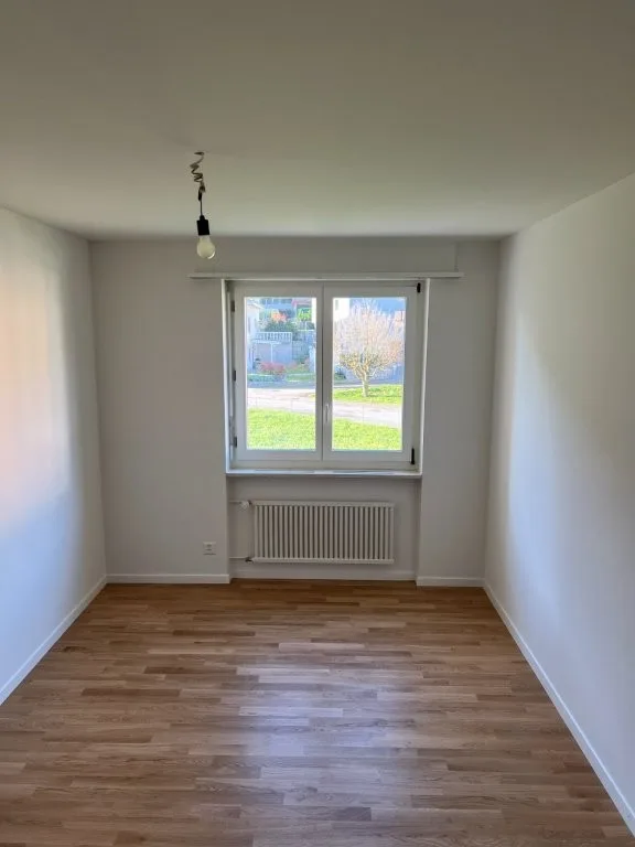 Appartamento di 4,5 locali con balcone sud coperto, area di giardino e ascensore