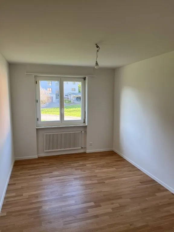 Appartamento di 4,5 locali con balcone sud coperto, area di giardino e ascensore