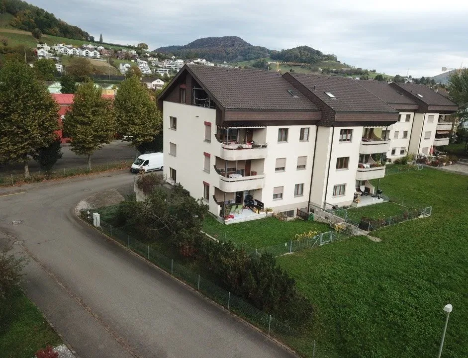Appartamento di 4,5 locali con balcone sud coperto, area di giardino e ascensore