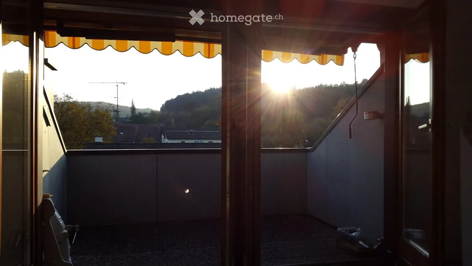 Appartement mansardé de 2,5 pièces avec parking garage et cuisine neuve