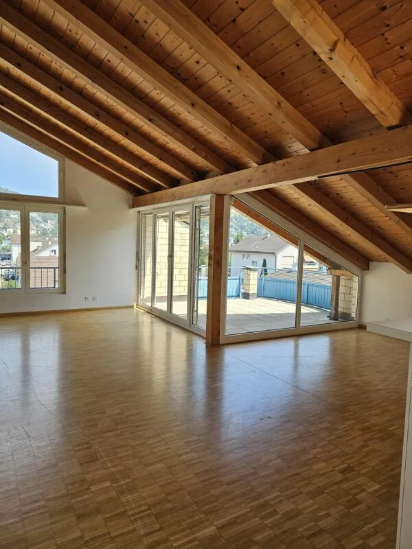 Ampio appartamento mansardato di 3 locali con torre di lavaggio privata