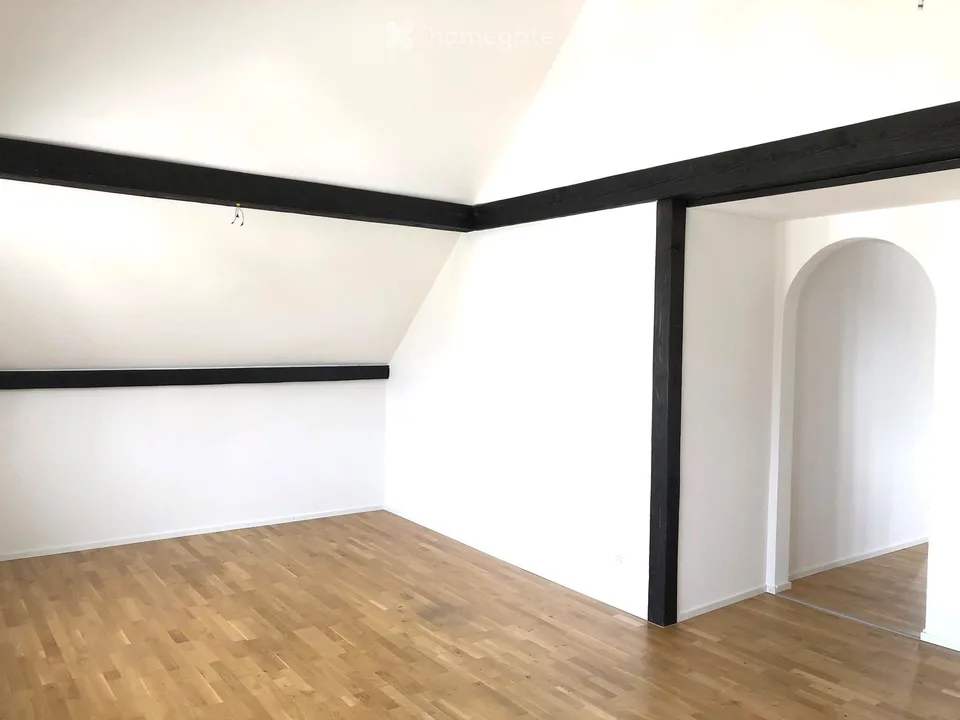 Moderne 2.5-Zimmer-Dachwohnung mit Balkon an zentraler Lage
