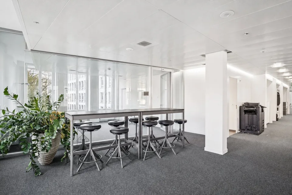 Plug & Play - Spazio ufficio con arredamento nel CBD
