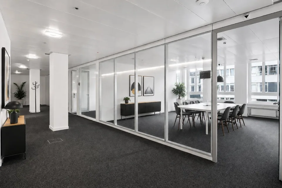 Plug & Play - Spazio ufficio con arredamento nel CBD