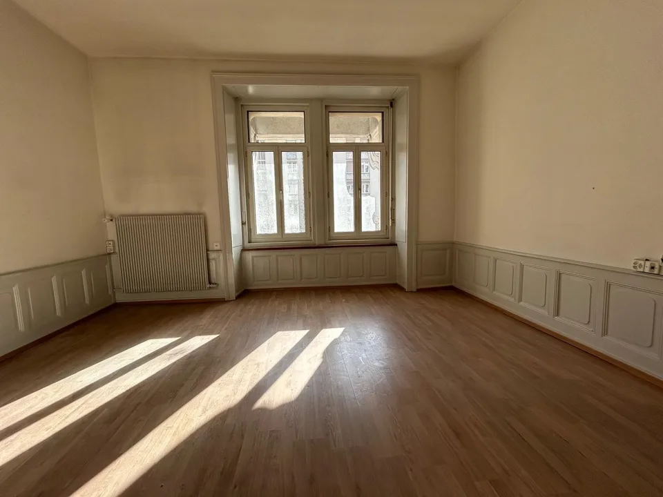 Zu vermieten: Helles und geräumiges Büro Avenue Léopold-Robert 88