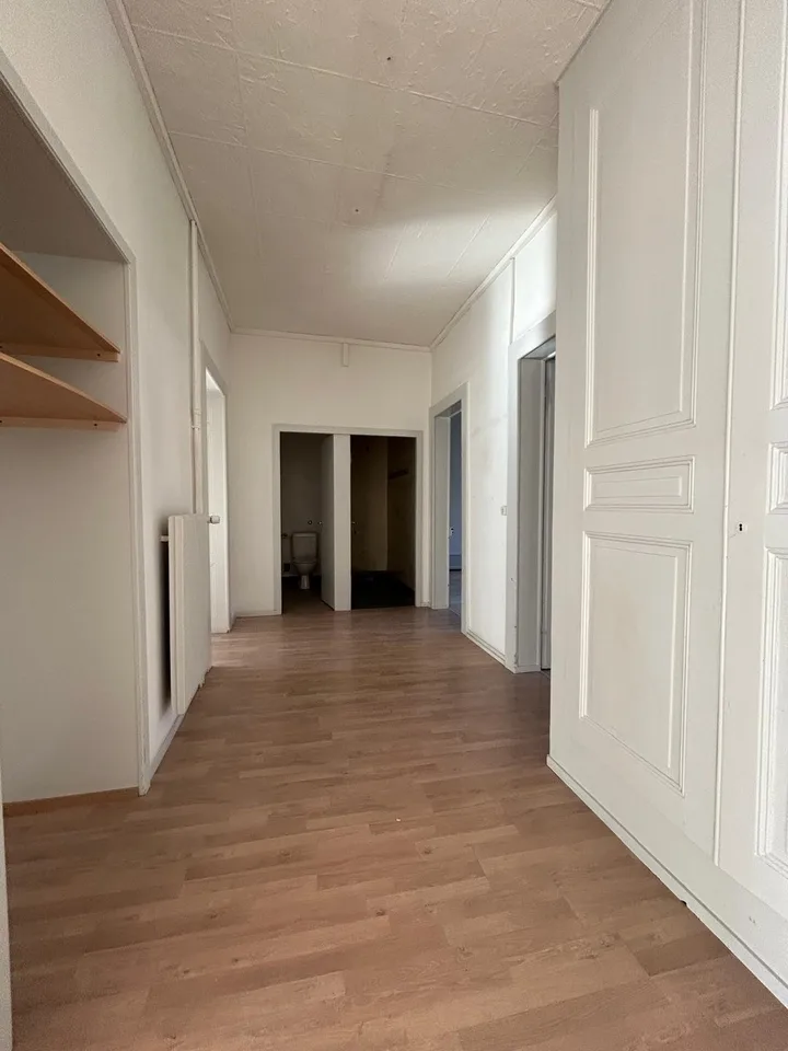 Zu vermieten: Helles und geräumiges Büro Avenue Léopold-Robert 88