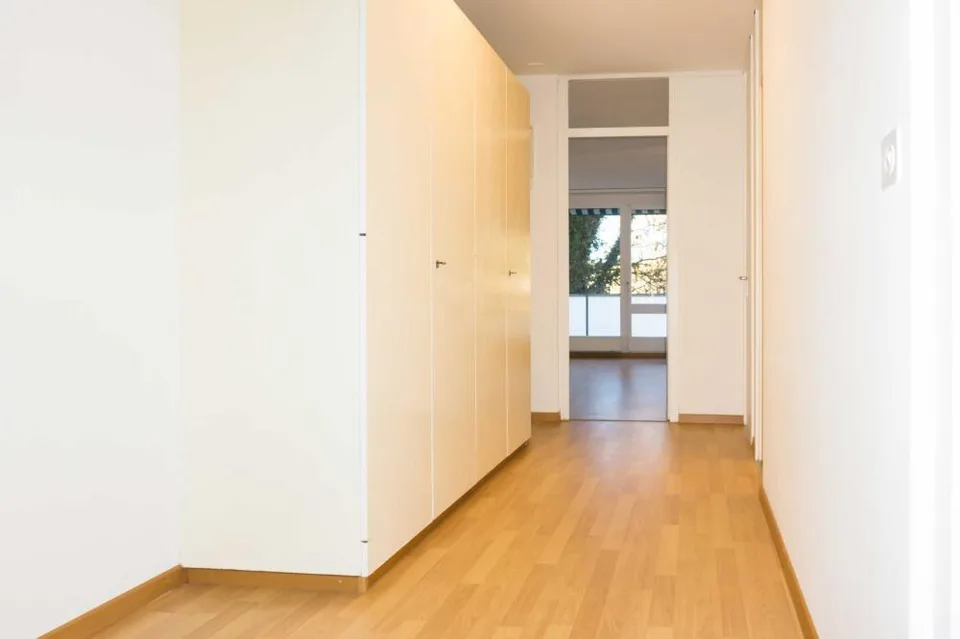 Appartamento bello con balcone in un quartiere familiare