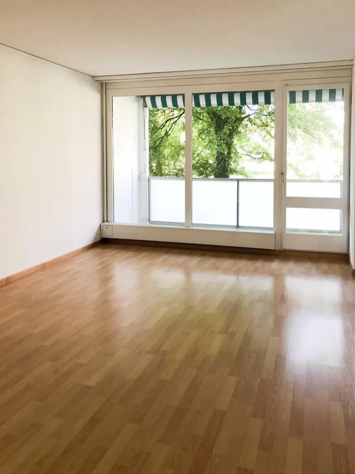 Appartamento bello con balcone in un quartiere familiare