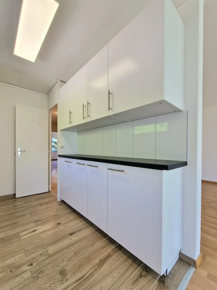 Appartamento bello con balcone in un quartiere familiare