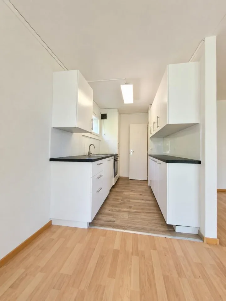 Appartamento bello con balcone in un quartiere familiare