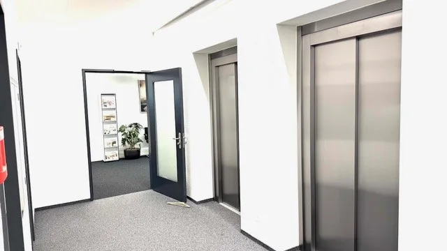 •Light-filled and fully developed office space in a central location – photo 10 of 10