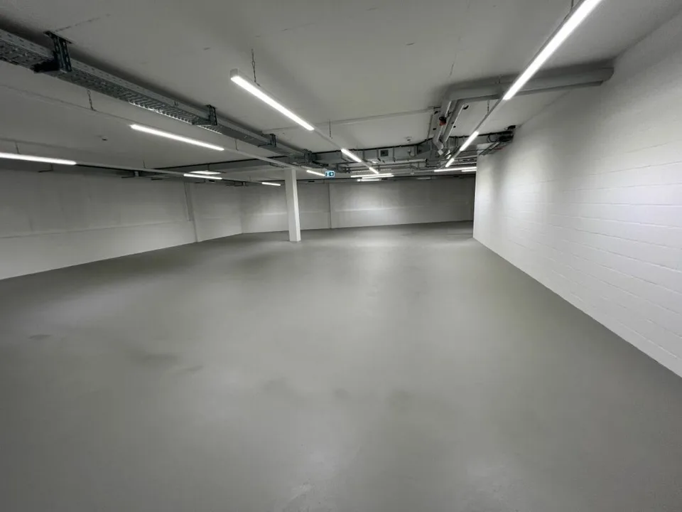 Moderne Lagerhalle an Verkehrsknotenpunkt