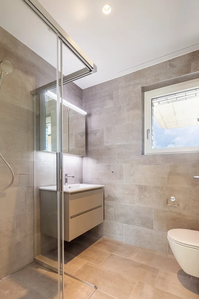 Appartement mansardé moderne et construit de manière durable de 4,5 pièces
