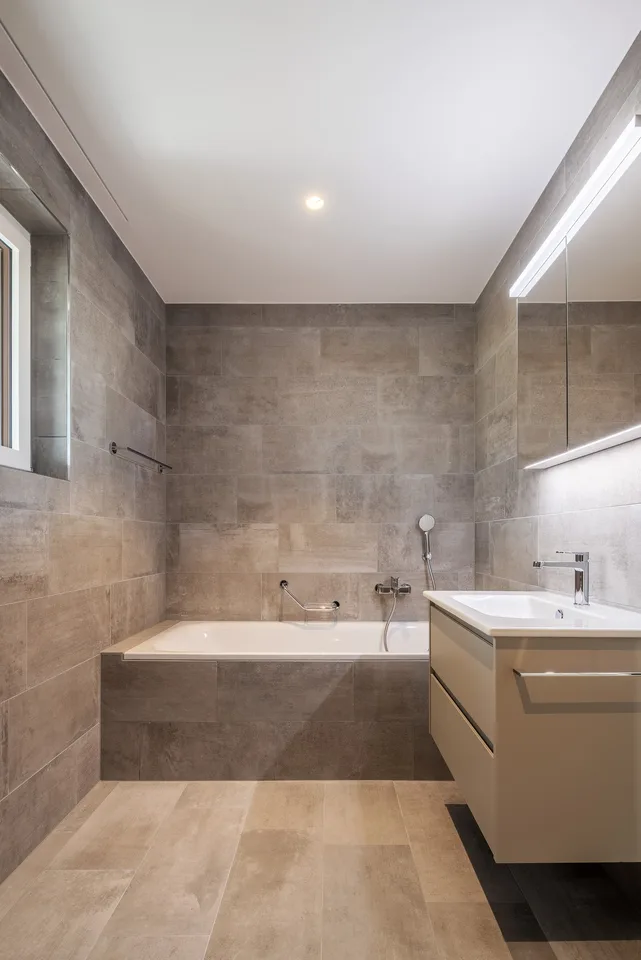 Appartement mansardé moderne et construit de manière durable de 4,5 pièces