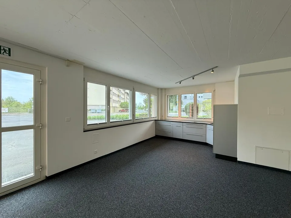 Spazio commerciale flessibile (circa 300 m²) con parte ufficio e magazzino a Wollerau
