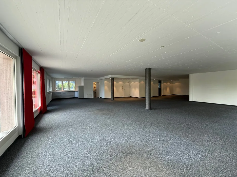 Spazio commerciale flessibile (circa 300 m²) con parte ufficio e magazzino a Wollerau