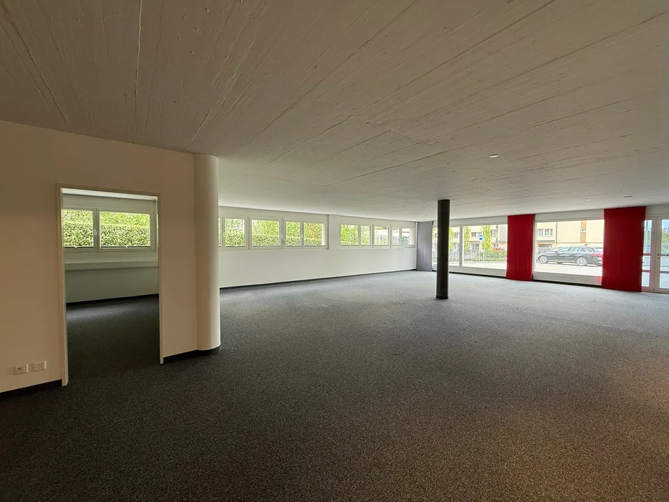 Spazio commerciale flessibile (circa 300 m²) con parte ufficio e magazzino a Wollerau