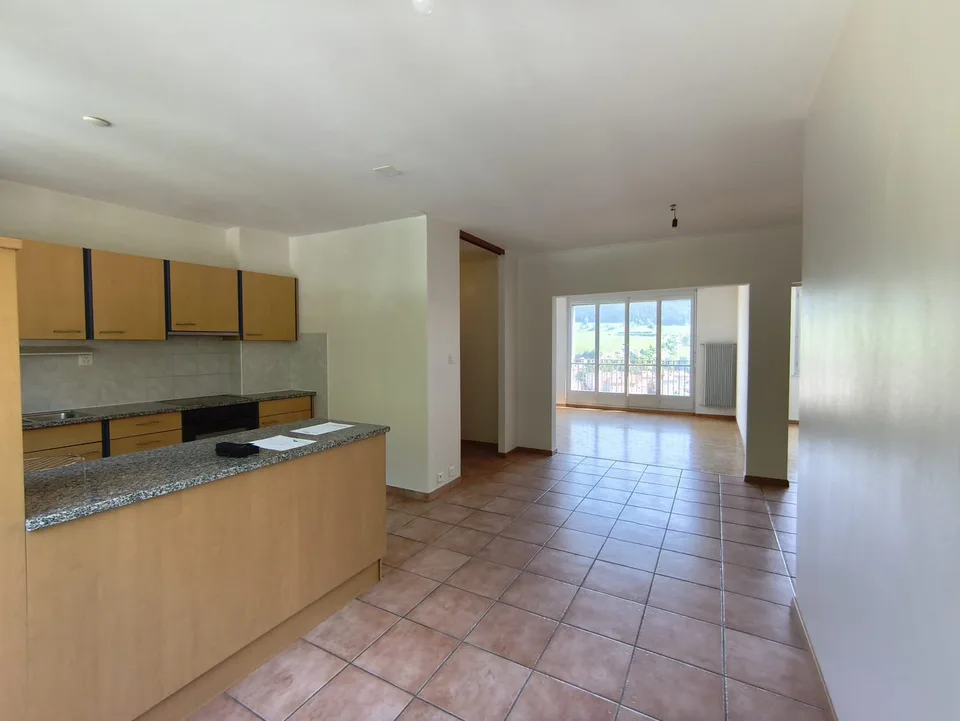 Appartamento completamente ritinteggiato, luminoso, 3 locali con vista, al 4° piano a Le Locle