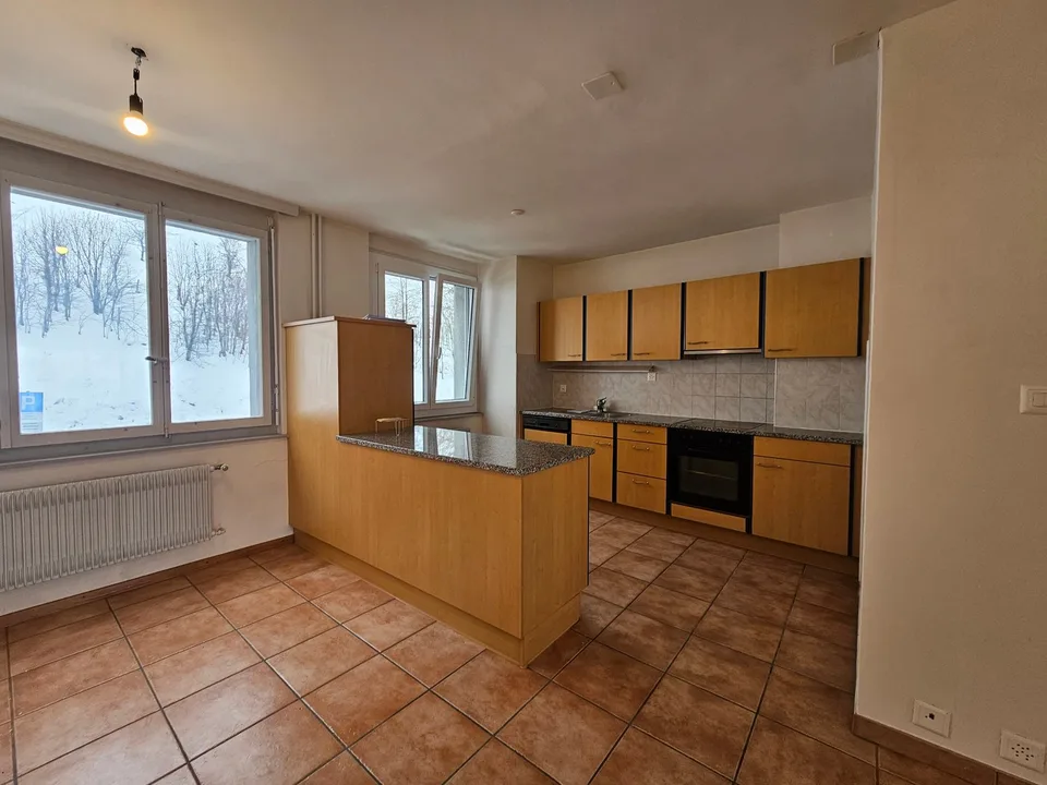 Appartamento completamente ritinteggiato, luminoso, 3 locali con vista, al 4° piano a Le Locle