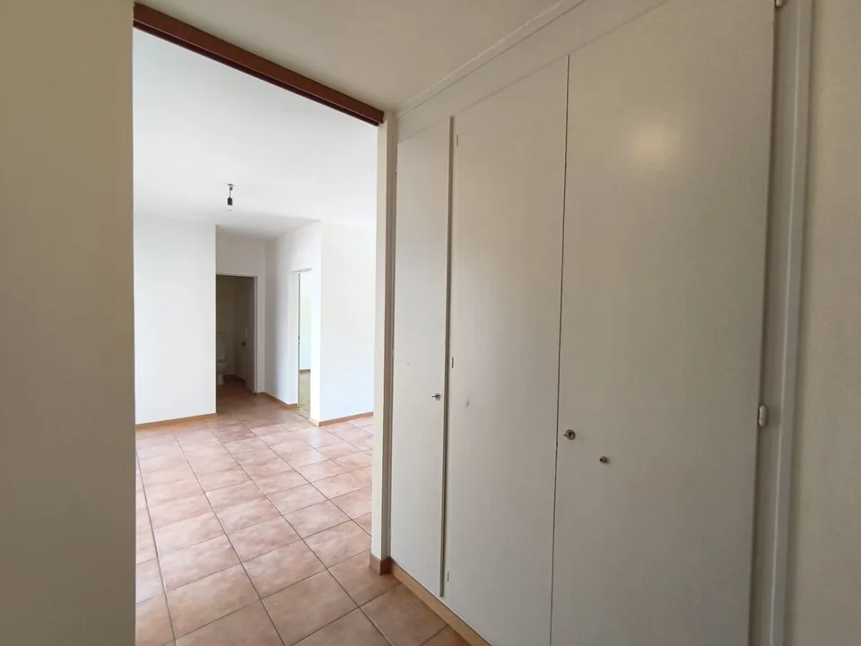 Appartement entièrement repeint lumineux de 3 pièces avec vue, au 4ème étage à Le Locle – photo 9 sur 26