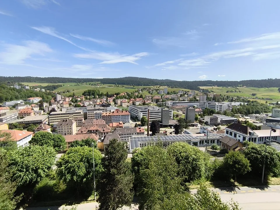 Appartement entièrement repeint lumineux de 3 pièces avec vue, au 4ème étage à Le Locle – photo 25 sur 26