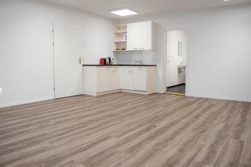 Modern ausgebaute und lichtdurchflutete Büroräume mit Cafeteria