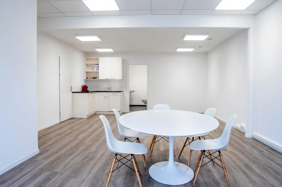 Modern ausgebaute und lichtdurchflutete Büroräume mit Cafeteria