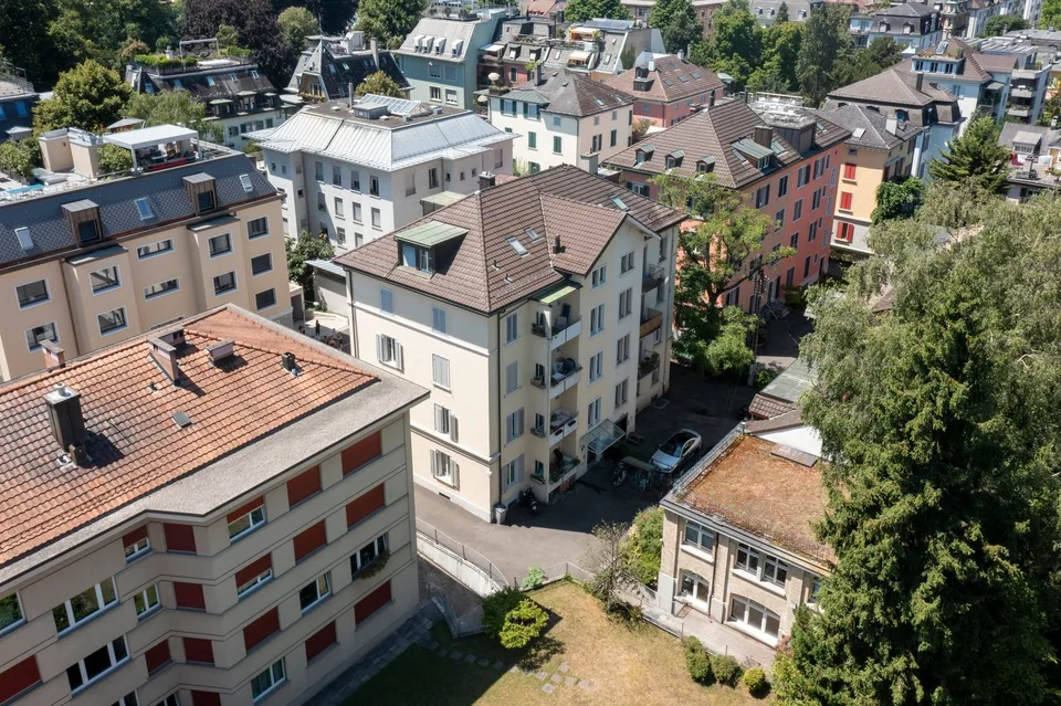 Vivere con carattere: appartamento mansardato di stile nel cuore di Zurigo – foto 11 di 11
