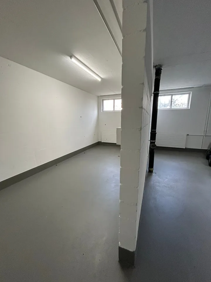 Ampio locale per hobby/magazzino in posizione centrale