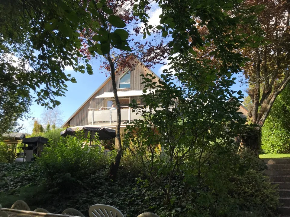 Charmante 3.5-Zimmer-Wohnung mit Balkon und Gartensitzplatz  in traumhafter Umgebungin Gempen