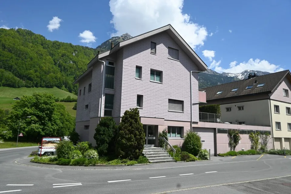 Vermietung von Gewerbe- und Lagerräumen mit Büros an vorteilhafter Verkehrslage in Glarus