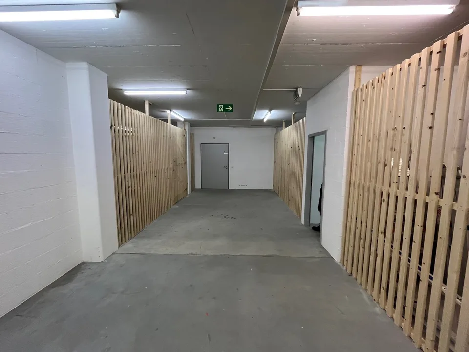 Oberfläche von Lagerung im Untergeschoss in der Nähe des Bahnhofs Sion