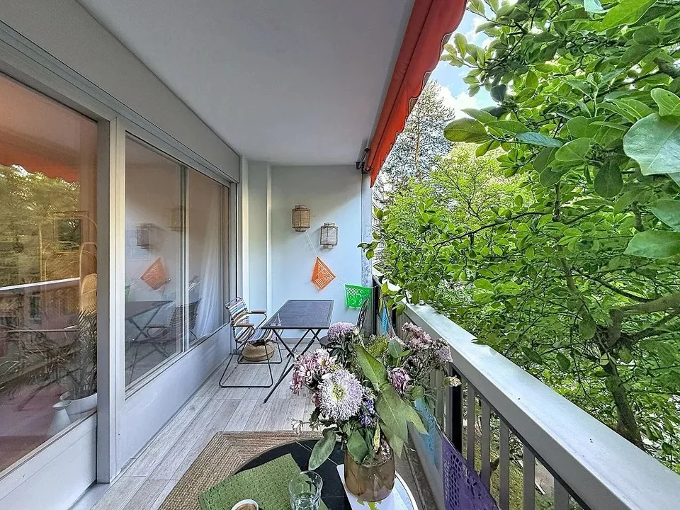 Sehr schönes Durchgangsappartement mit 2 Balkonen