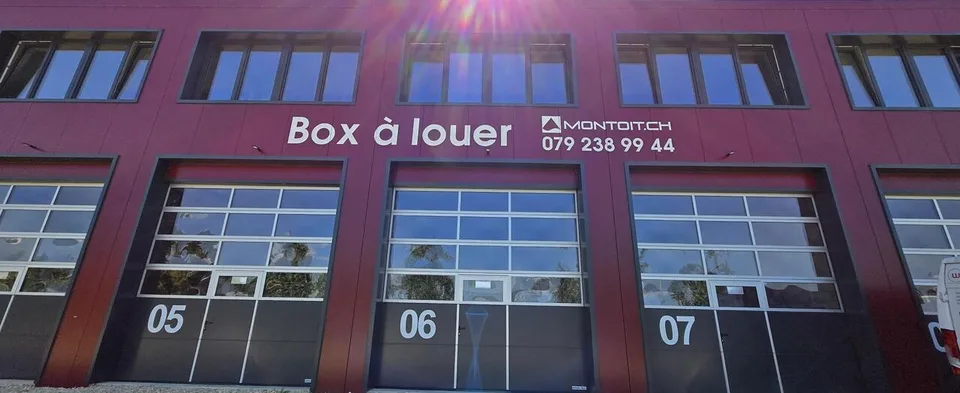 Yverdon-les-Bains, à louer, BOX de 120 m2 avec porte sectionnelle